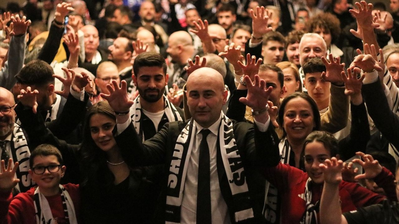 Beşiktaş Kulübü Başkanı Yücel, Taraftarlarla Buluştu