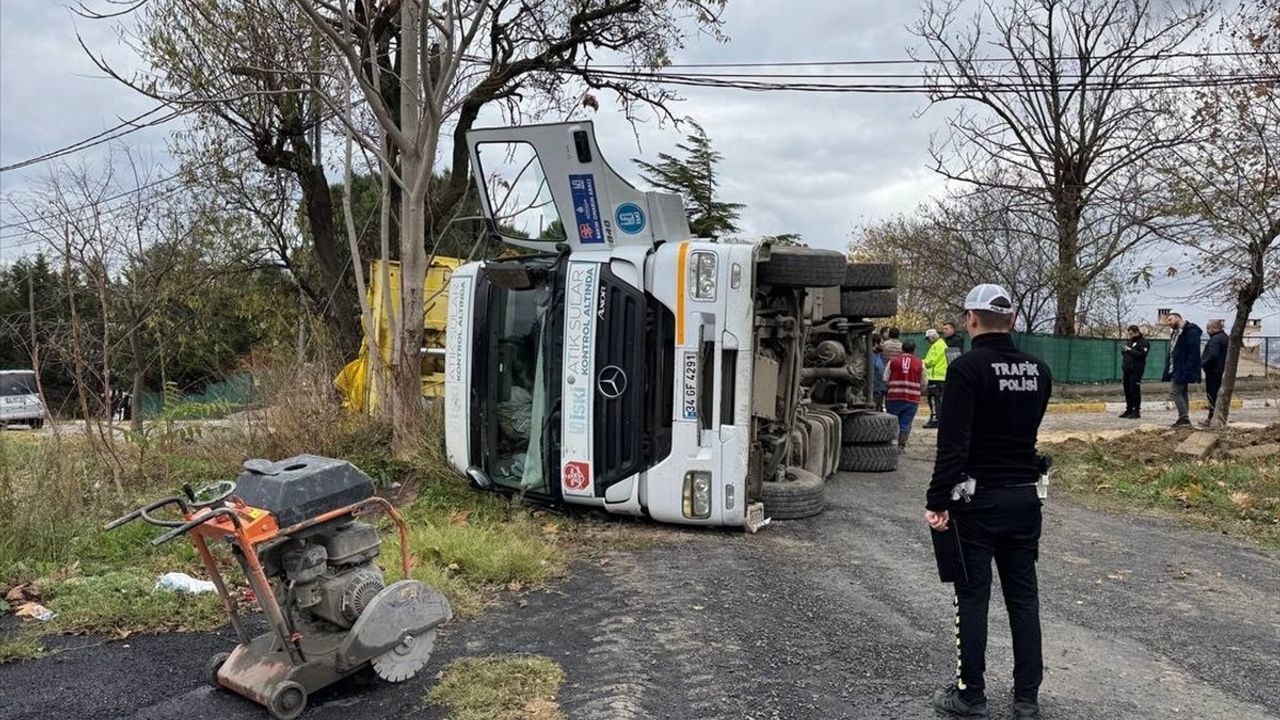 Beylikdüzü'nde Altyapı Çalışması Sırasında Kamyon Devrildi