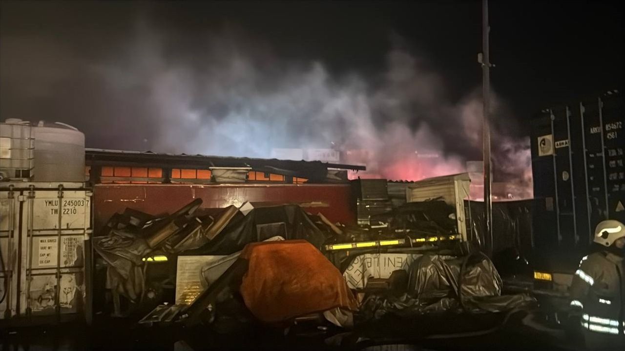 Beylikdüzü'nde Tır Garajında Büyük Yangın