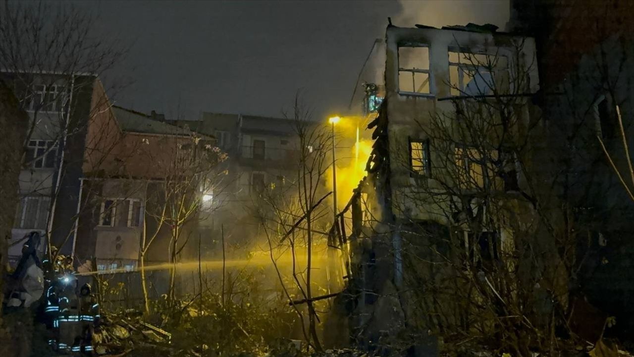 Beyoğlu'ndaki Metruk Binada Yangın Kontrol Altına Alındı