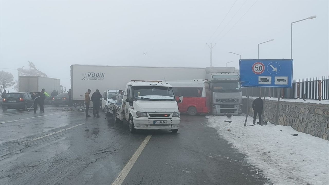 Bitlis'te Zincirleme Trafik Kazası: 31 Yaralı