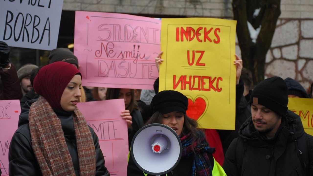 Bosna Hersekli Öğrencilerden Sırp Öğrencilere Destek Gösterisi