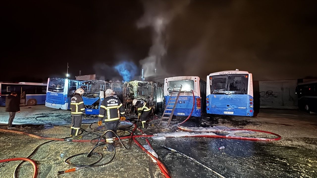 Burdur'da Özel Halk Otobüslerinde Yangın: 6 Araç Zarar Gördü