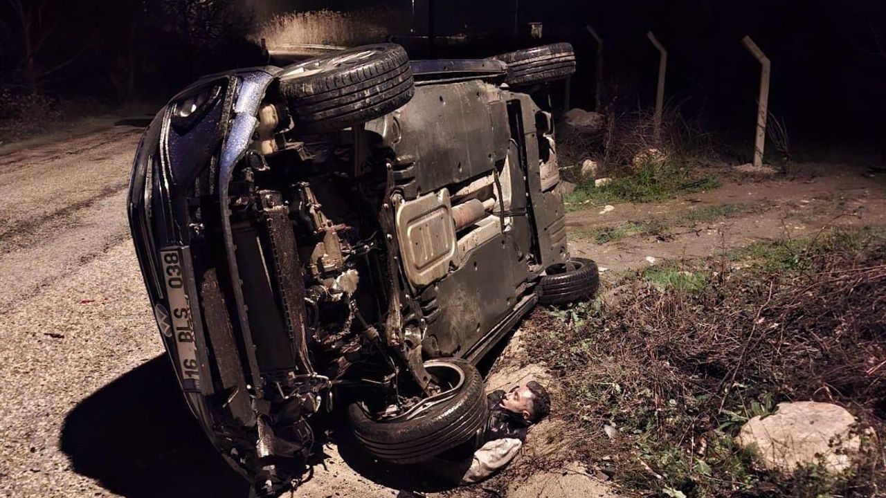 Bursa'da Aydınlatma Direğine Çarpan Araçta Kayıp Can