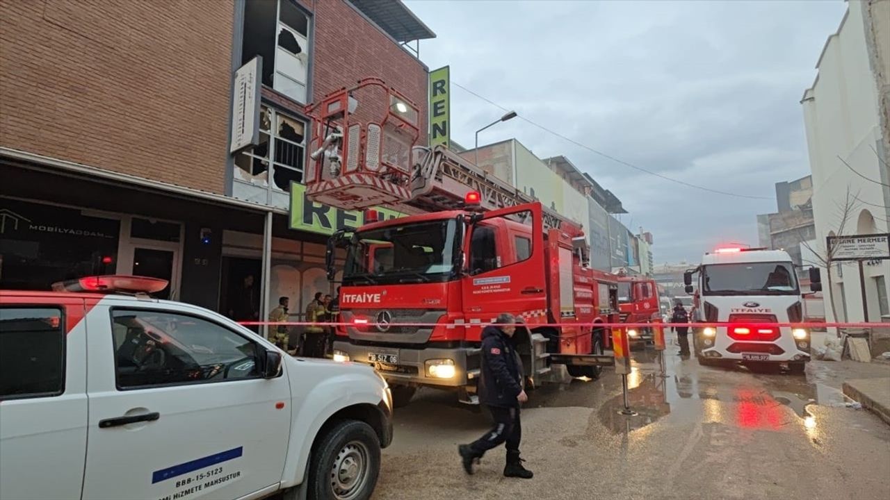 Bursa'da Mobilya İmalathanesinde Yangın, İtfaiye Ekipleri Müdahale Etti