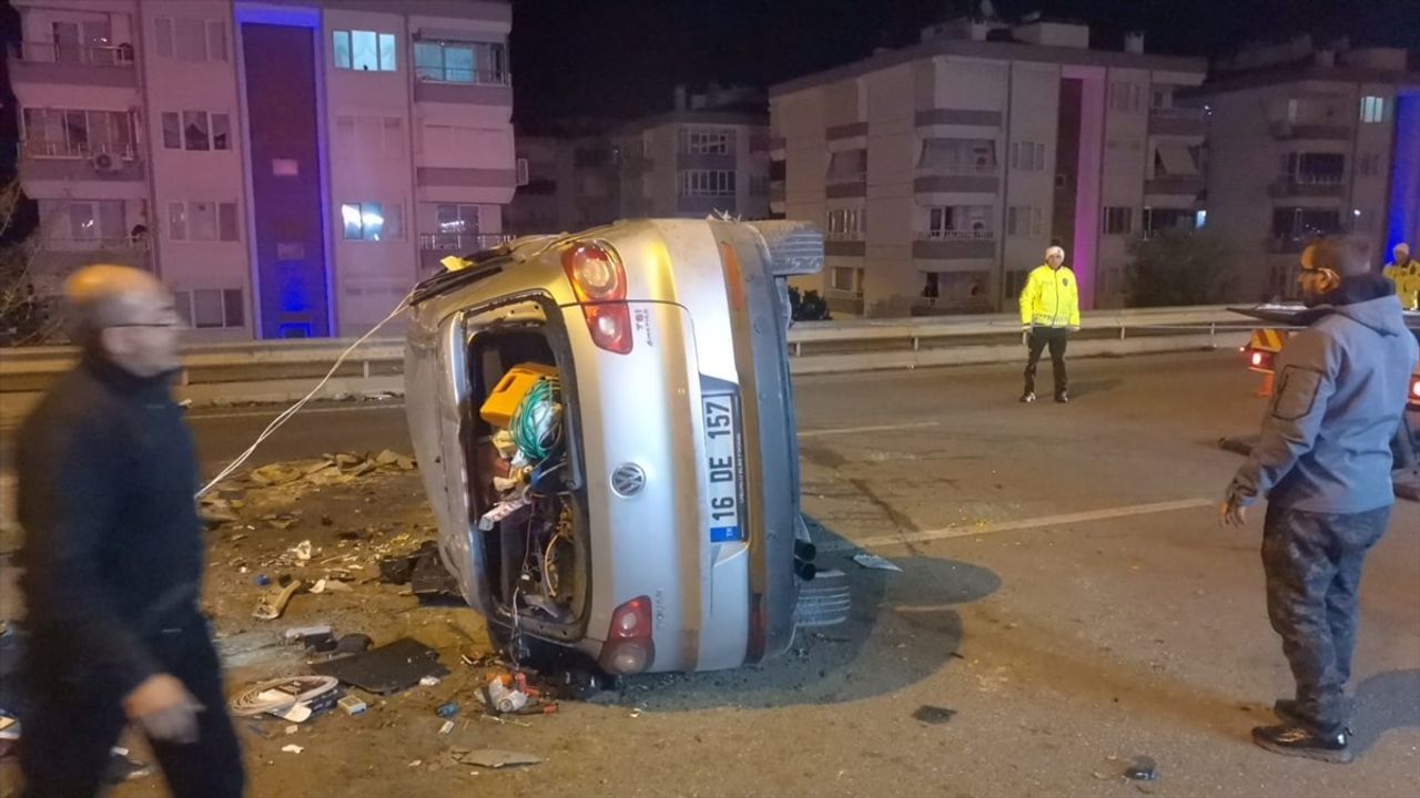 Bursa'da Üç Araçlı Trafik Kazası: 1 Ölü, 3 Yaralı