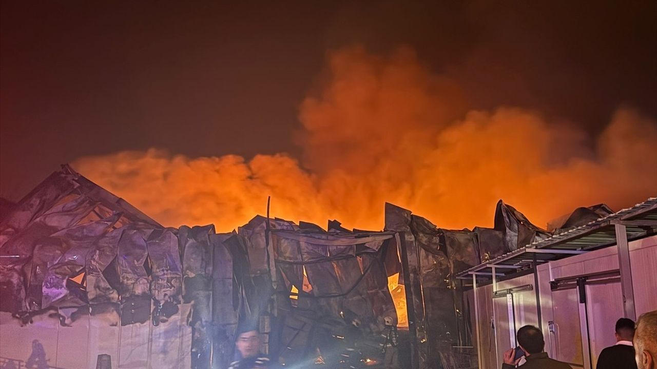 Bursa'daki Gıda Deposunda Yangın Çıktı