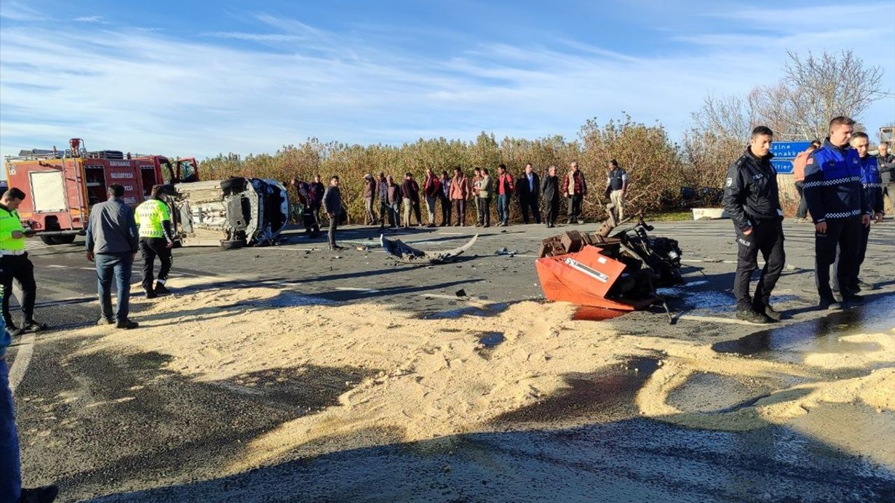 Çanakkale'de Minibüs-Traktör Çarpışması: 2 Yaralı