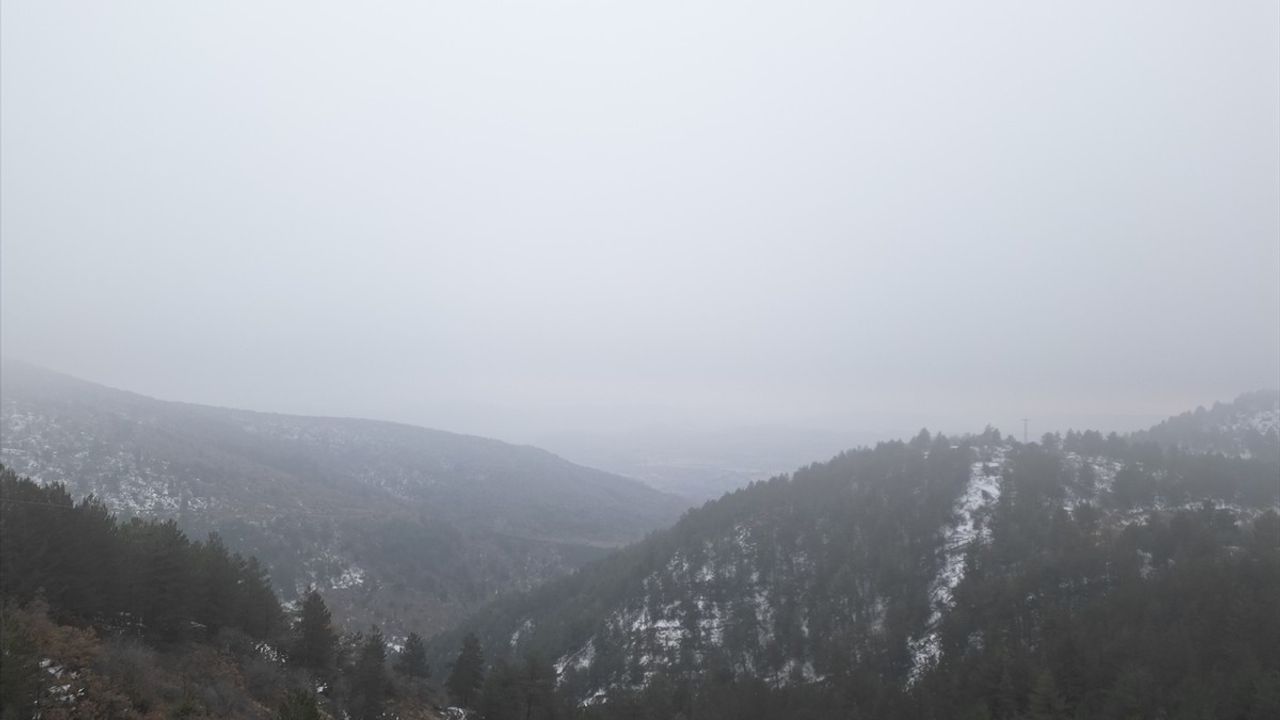 Çankırı'nın Yapraklı İlçesinde Kar ve Sis Manzarası Dronla Görüntülendi