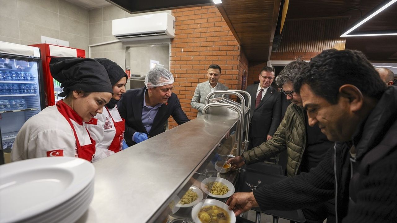 CHP Lideri Özgür Özel, İstanbul'da Ziyaretler Gerçekleştirdi