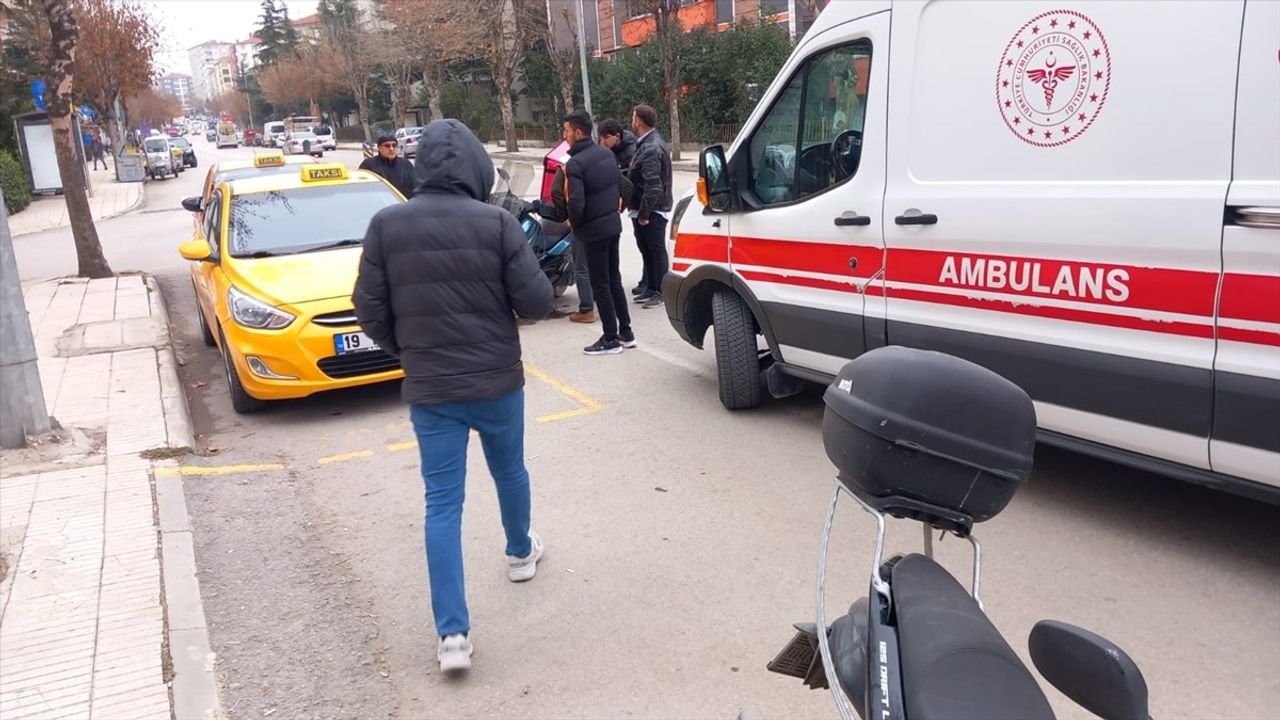 Çorum'da Motosikletin Yayaya Çarpma Anı Güvenlik Kamerasında Kaydedildi
