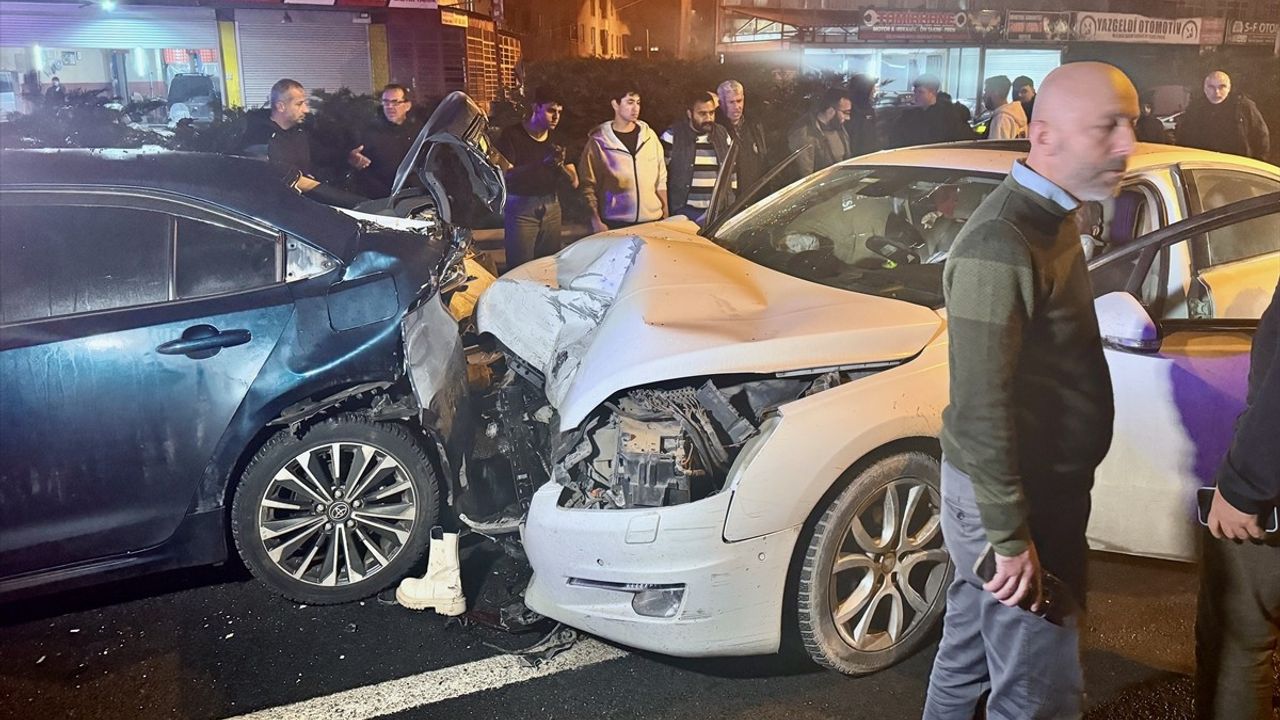 Düzce'de 4 Araçlı Kaza: 3 Yaralı