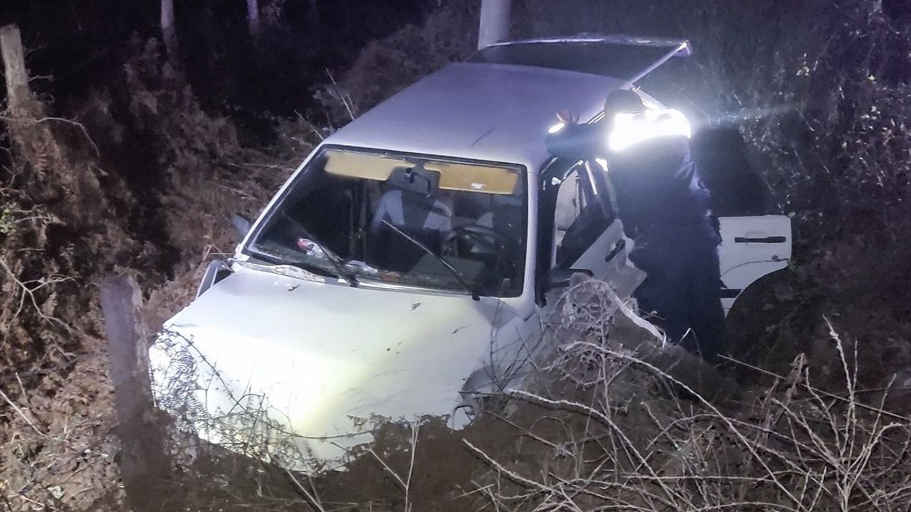 Düzce'de Şarampole Devrilen Araçta Sürücü Ağır Yaralandı