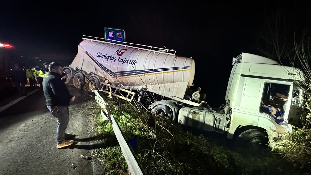 Düzce'de Tır Kaza Yaptı: Sürücü Yaralı