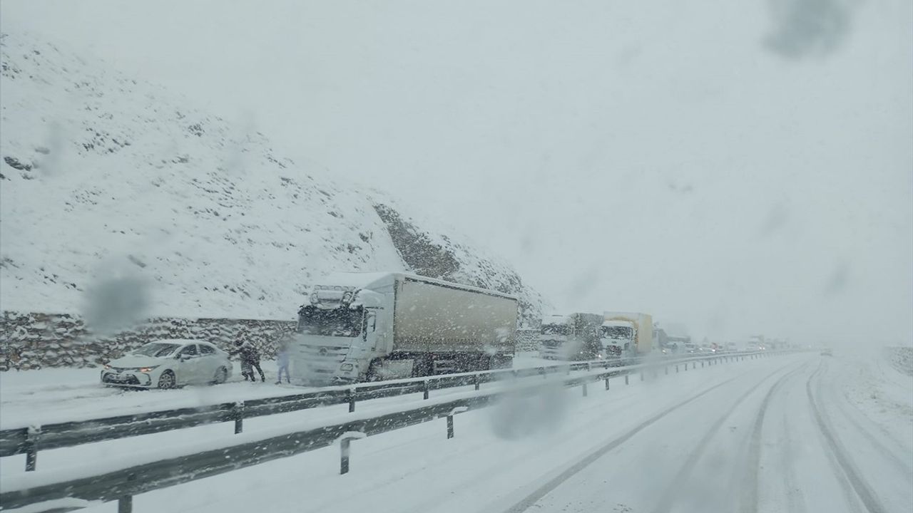 Elazığ'da Kar Yağışı Ulaşımı Olumsuz Etkiliyor