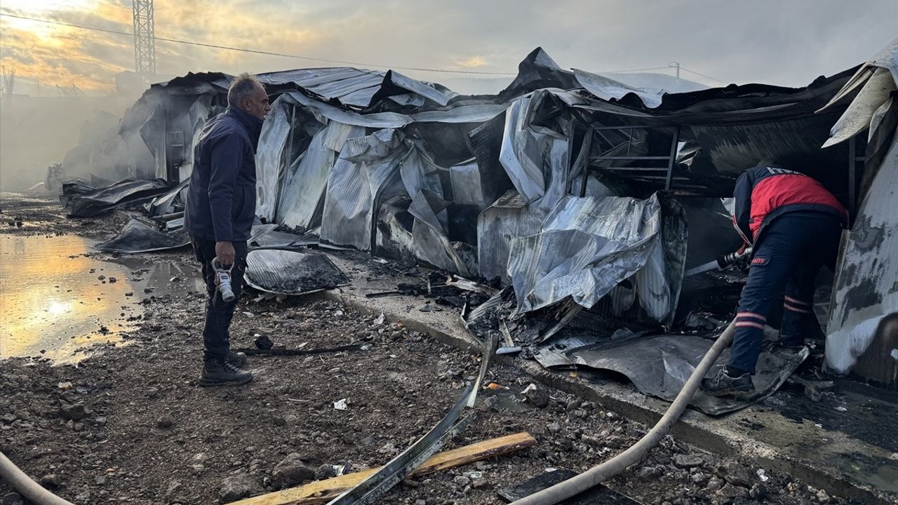 Elazığ'da Konteynerde Yangın: 2 Yaralı, 1 Dumandan Etkilendi