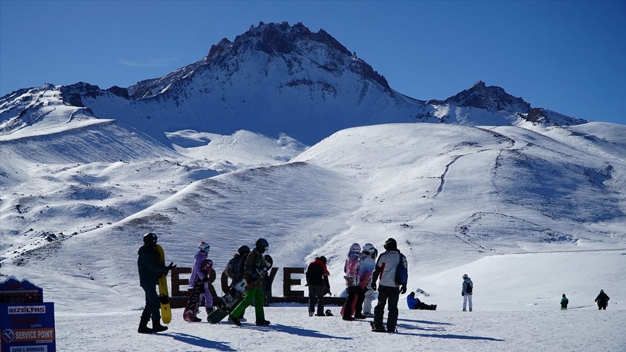 Erciyes Kayak Merkezi'nde Ziyaretçi Patırtısı