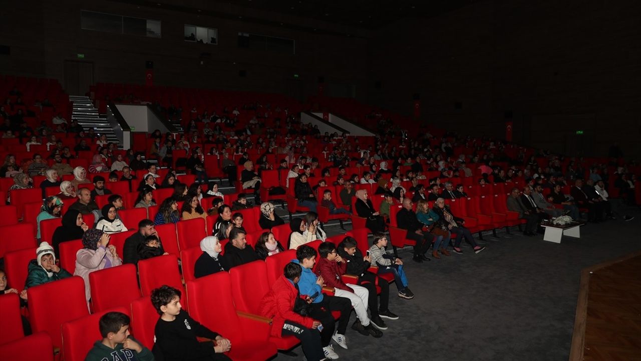 Erzincan'da Öğretmenler SMA Hastası Bebek İçin Tiyatro Gösterisi Düzenledi