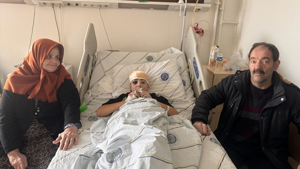 Erzurum'da Çocuk Başına Kar ve Buz Düşmesi Sonucu Yaralandı