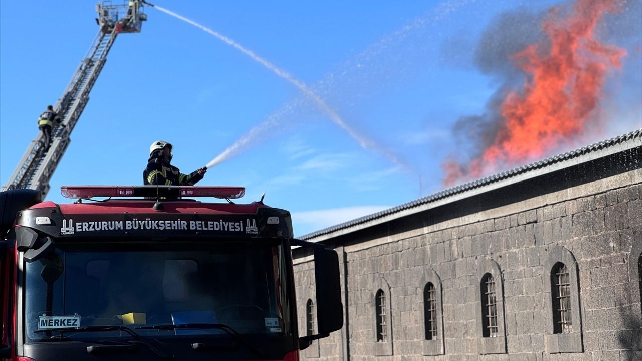 Erzurum'daki Tarihi Taş Ambarlar'da Yangın Çıktı