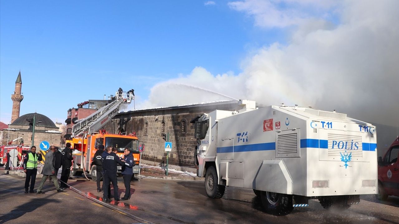 Erzurum'daki Tarihi Taş Ambarlar Yangını Kontrol Altına Alındı