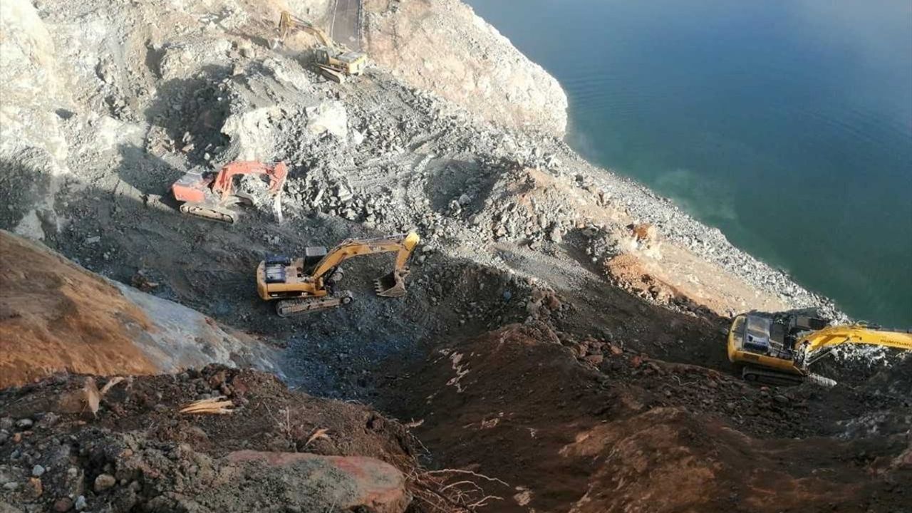 Erzurum ve Artvin Arasındaki Yol Heyelanın Ardından Tekrar Ulaşıma Açılıyor