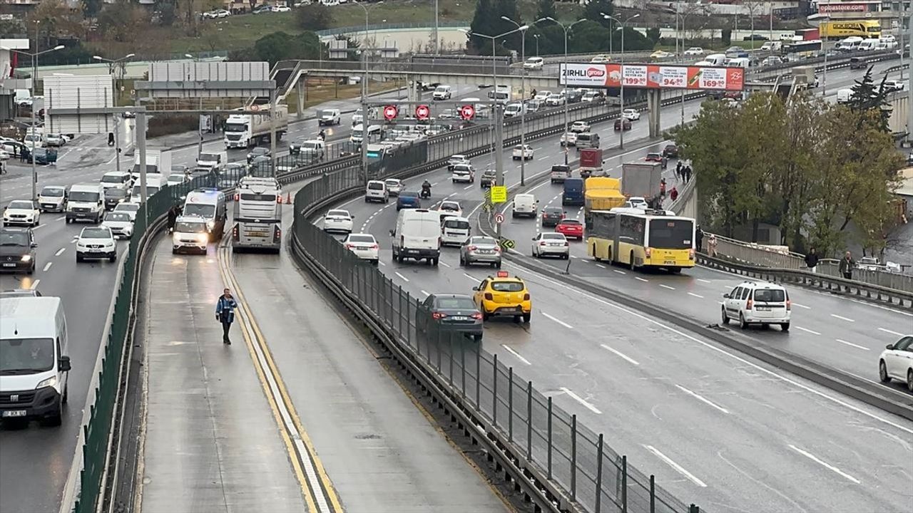 Esenyurt'ta Metrobüs Yolcusuna Fırlayan Rögar Kapağı Darbesi