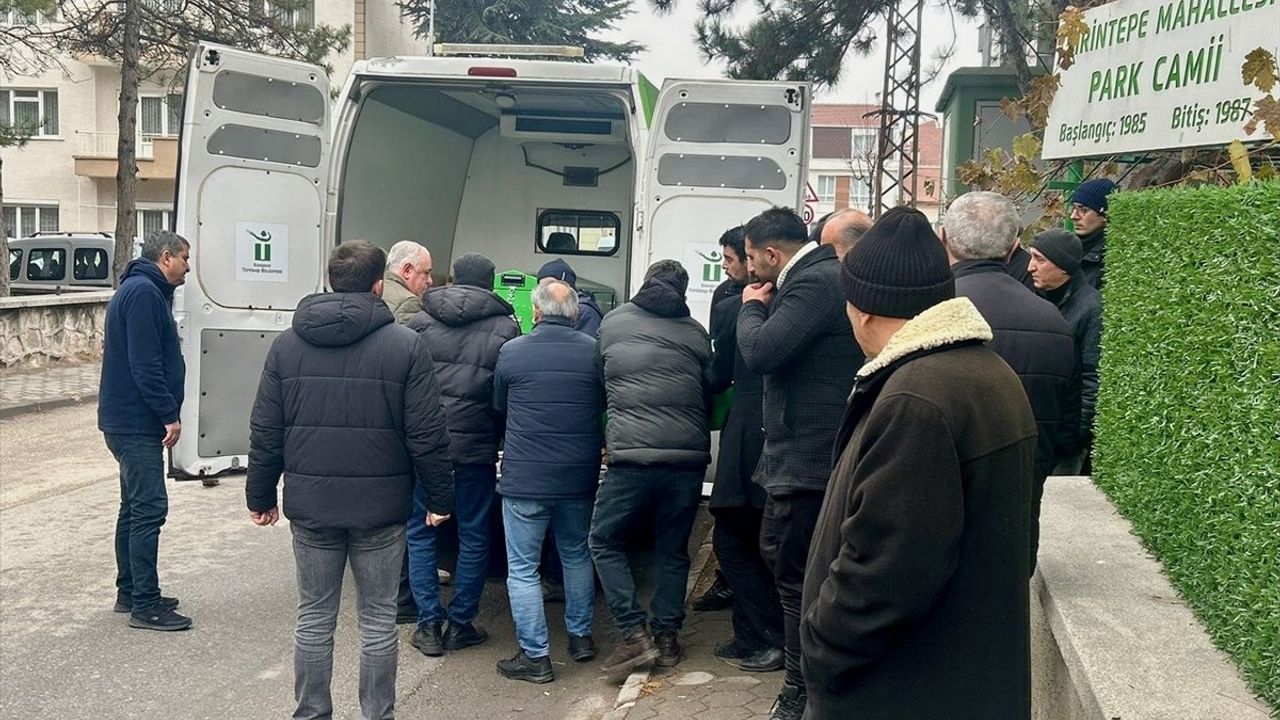 Eskişehir'de Garajda Tamir Yapan Kişi Egzoz Gazından Zehirlendi