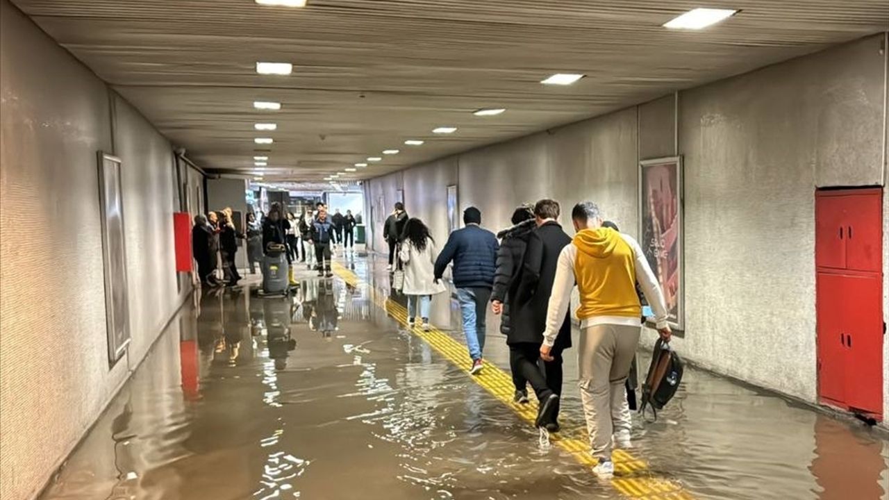 Fatih'te Metro Alt Geçidi Kanalizasyon Suyuyla Doldu