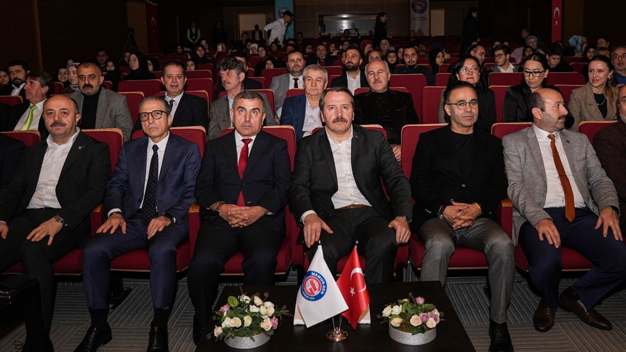 Filistin'deki Soykırımı Protesto Eden Yalçın, İzmir'de Ödül Törenine Katıldı