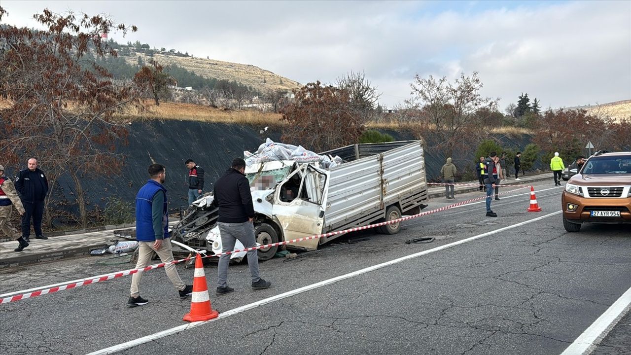 Gaziantep'te Kamyonet Tıra Çarpınca Sürücü Hayatını Kaybetti