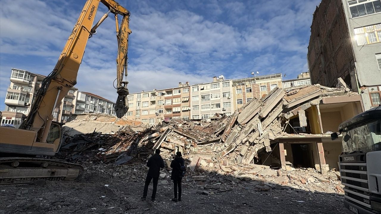 Güngören'de Yıkım Sırasında Binada Çökmeler Yaşandı