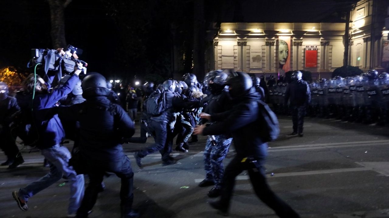 Gürcistan'da AB Yanlısı Protestolar 8. Gününde Devam Ediyor