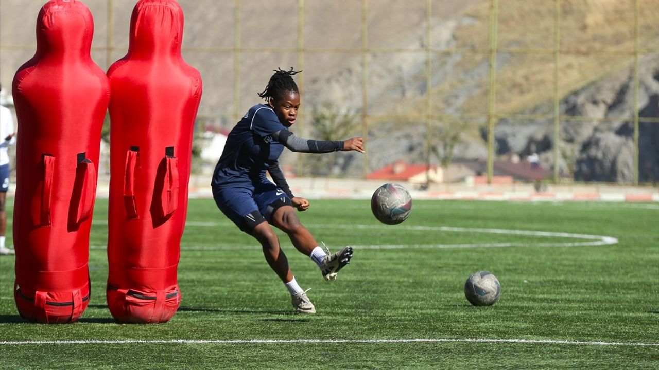 Hakkari'de Kadın Futbolcular, Ön Yargıları Yıkıyor