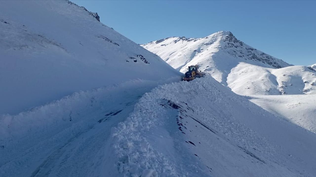 Hakkari'de Kardan Kapanan Üs Bölgesi Yolu Yeniden Açıldı