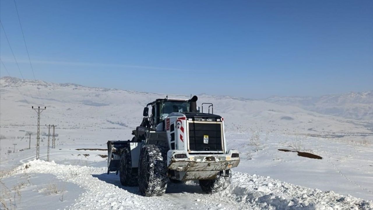 Hakkari'de Karla Mücadele Çalışmaları Başlatıldı