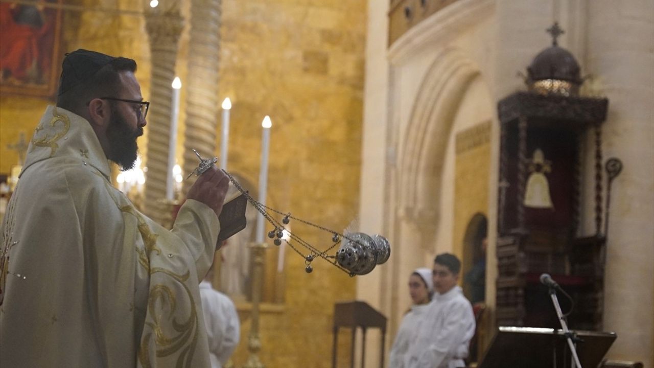 Halepli Hristiyanlar Noel'i Katolik Kilisesi'nde Kutladı