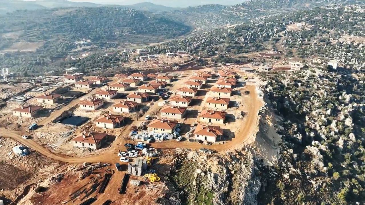 Hatay Altınözü'ndeki Kırsal Afet Konutları İnşaatı Devam Ediyor