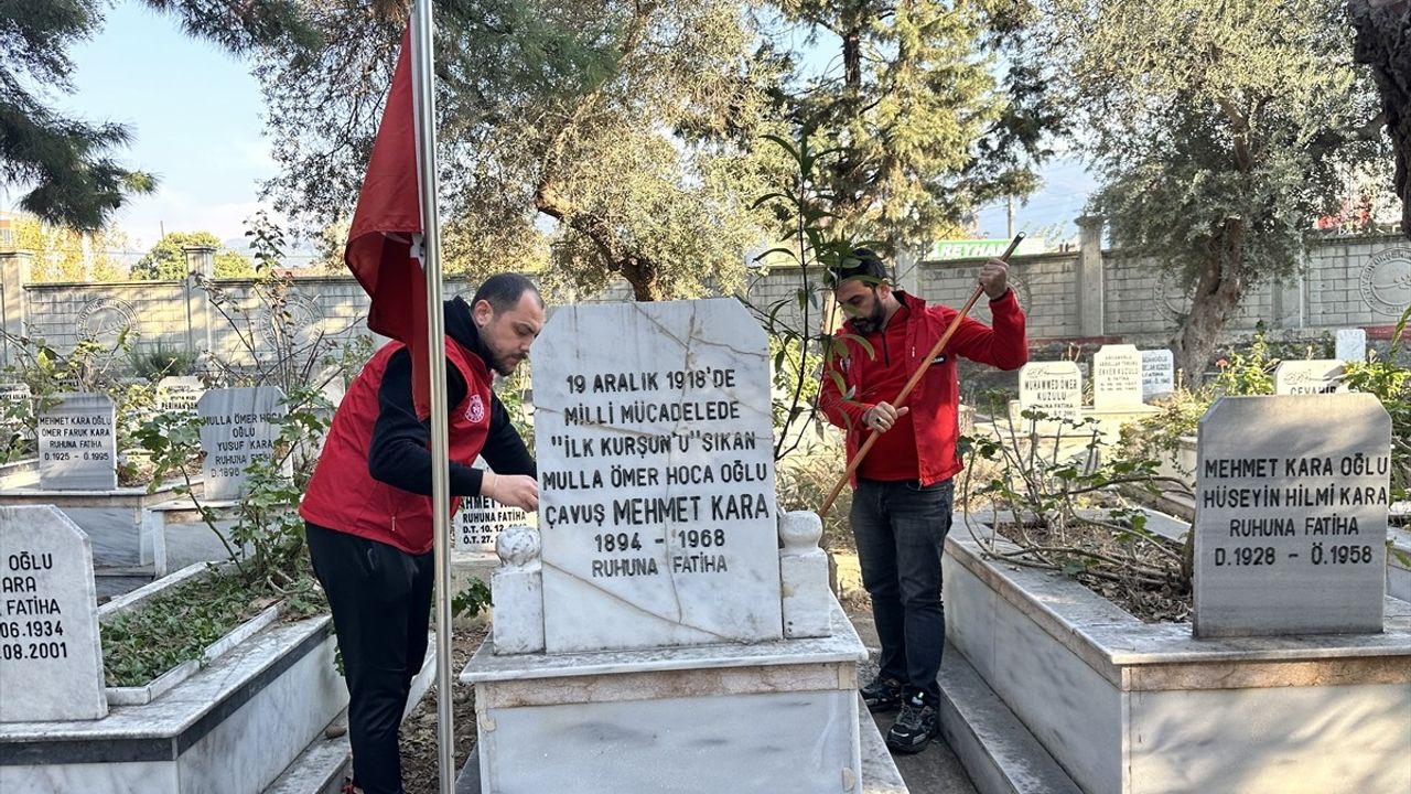 Hatay'da Gönüllü Gençlerden Anlamlı Temizlik Etkinliği