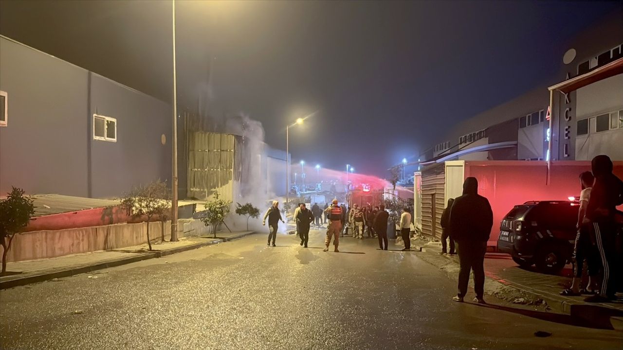 Hatay'da Mobilya Fabrikasında Yangın Kontrol Altına Alındı