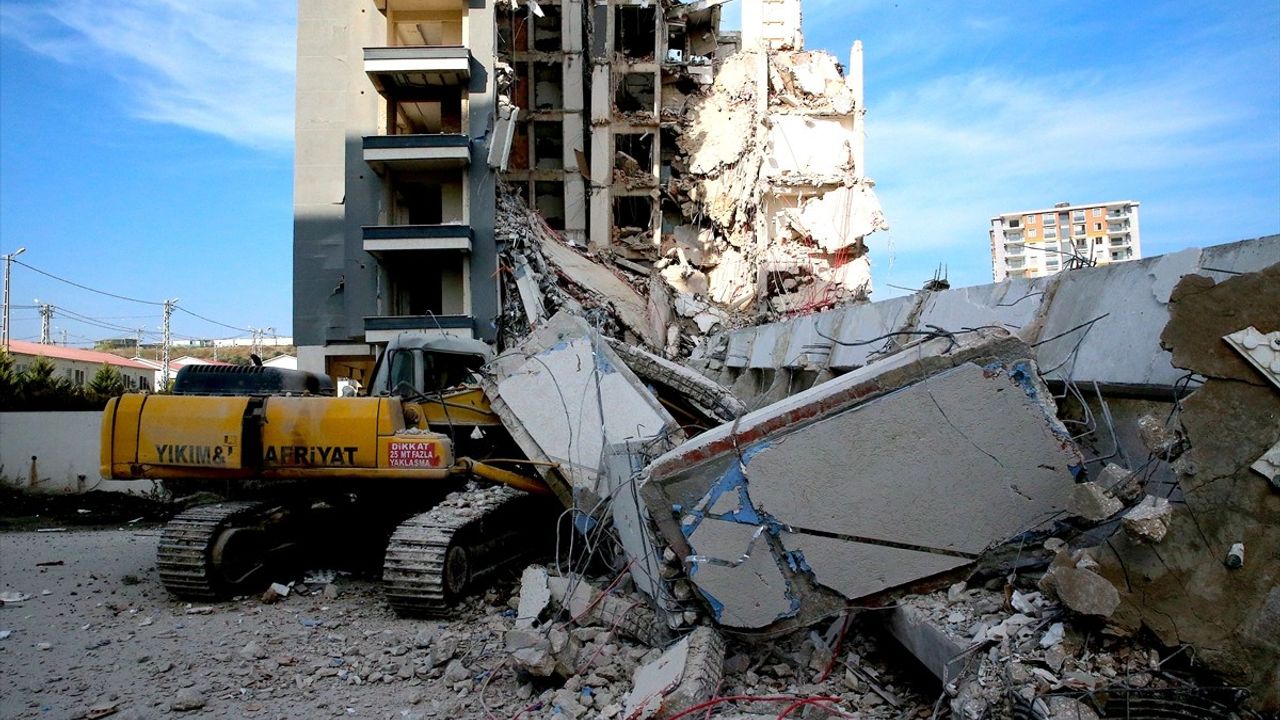 Hatay'da Yıkım Sırasında Bina Devrildi
