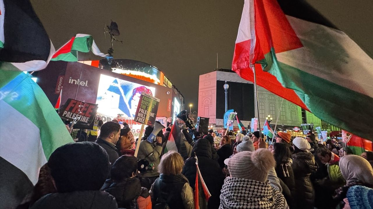 İsrail'in Gazze'deki Sağlık Altyapısına Saldırılar Londra'da Protesto Edildi