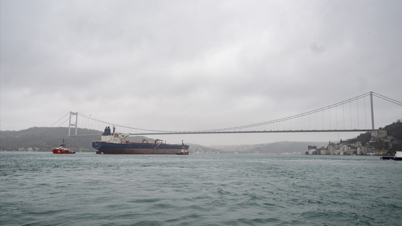 İstanbul Boğazı'nda Gemi Trafiği Durduruldu