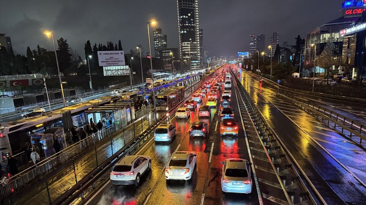 İstanbul'da Akşam Trafik Yoğunluğu Yüzde 90'a Ulaştı