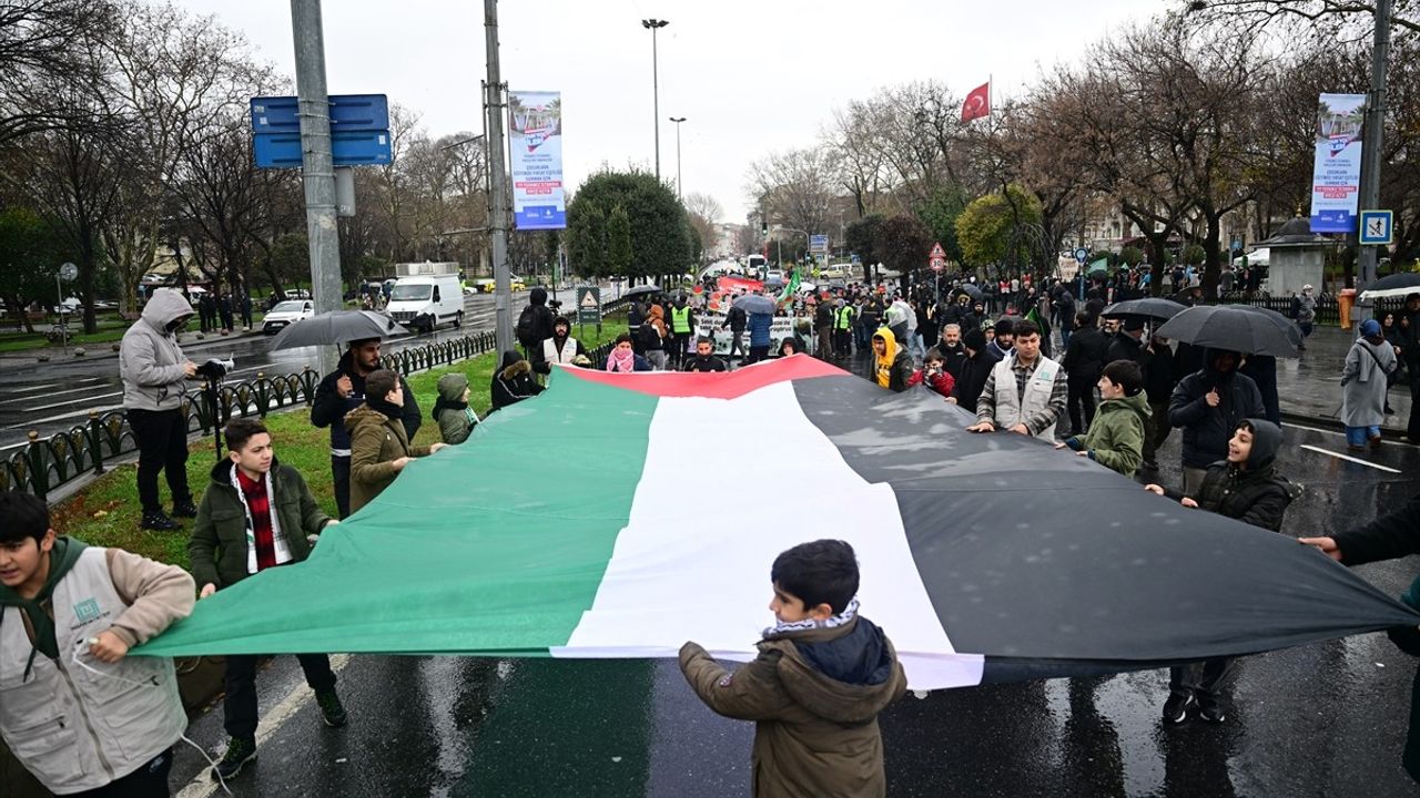 İstanbul'da Çocuklardan Anlamlı Yürüyüş: Küçük Adımlardan Büyük Vicdan