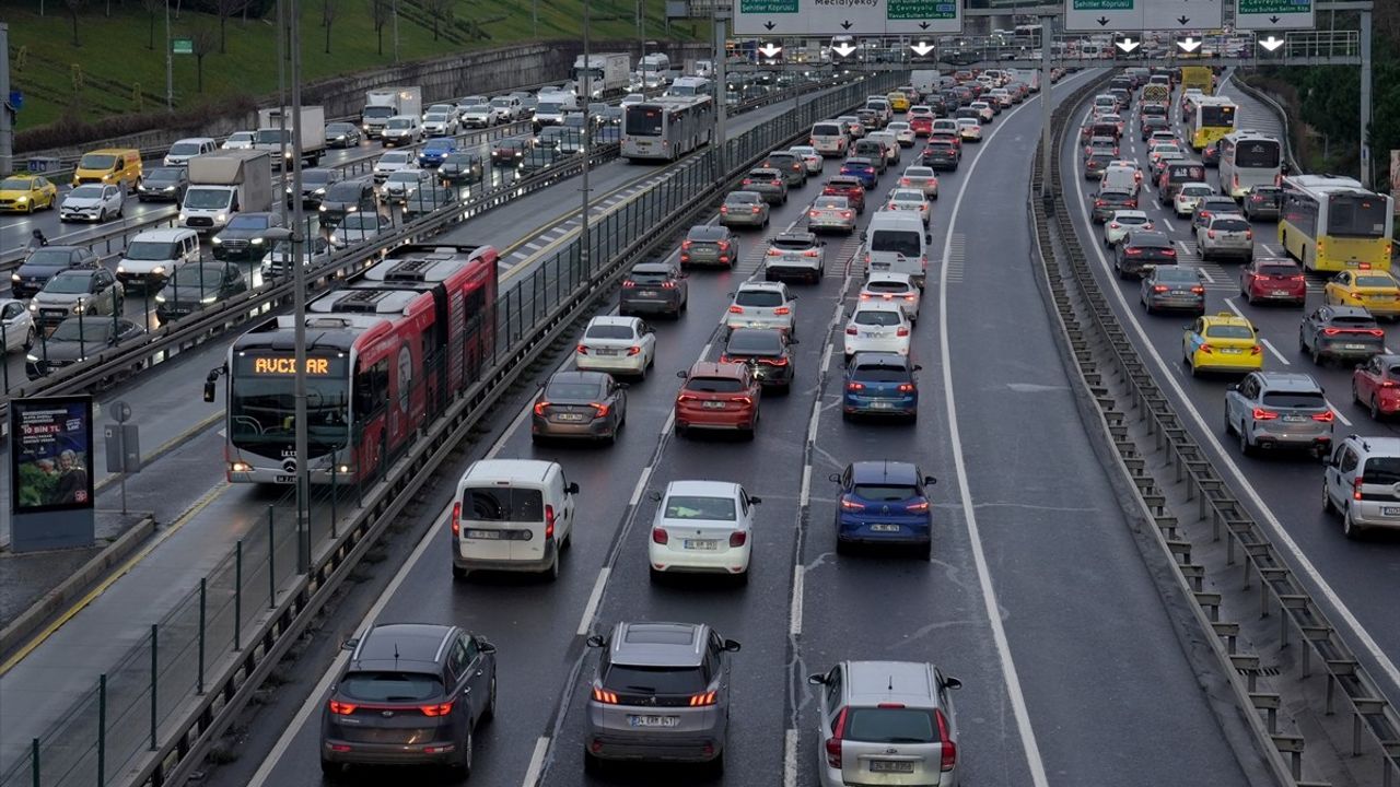 İstanbul'da Haftanın İlk İş Günü Trafik Yoğunluğu