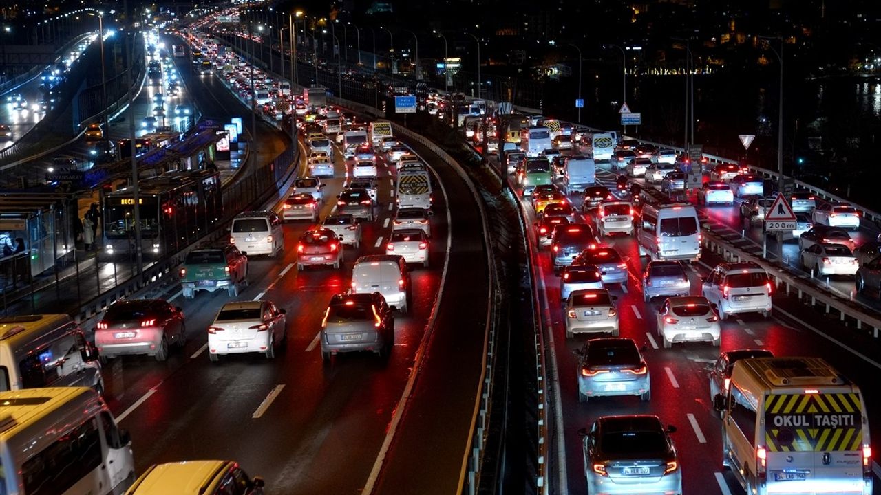 İstanbul'da İş Gününde Trafik Yoğunluğu Artıyor