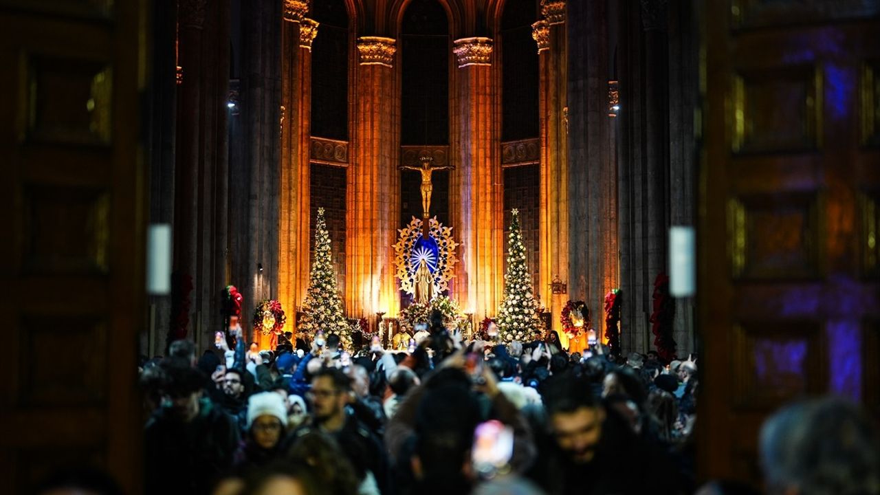 İstanbul'da Noel Ayinleri Coşkuyla Kutlandı