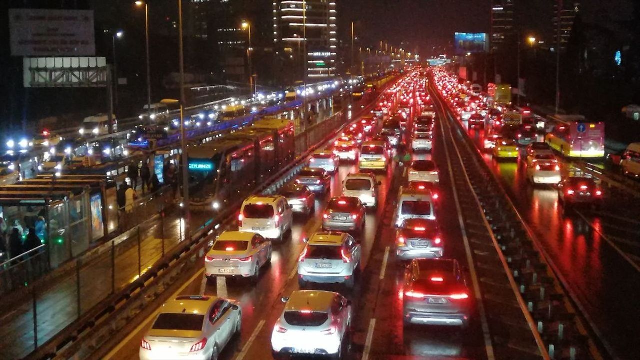 İstanbul'da Yağışla Birlikte Artan Trafik Sorunu