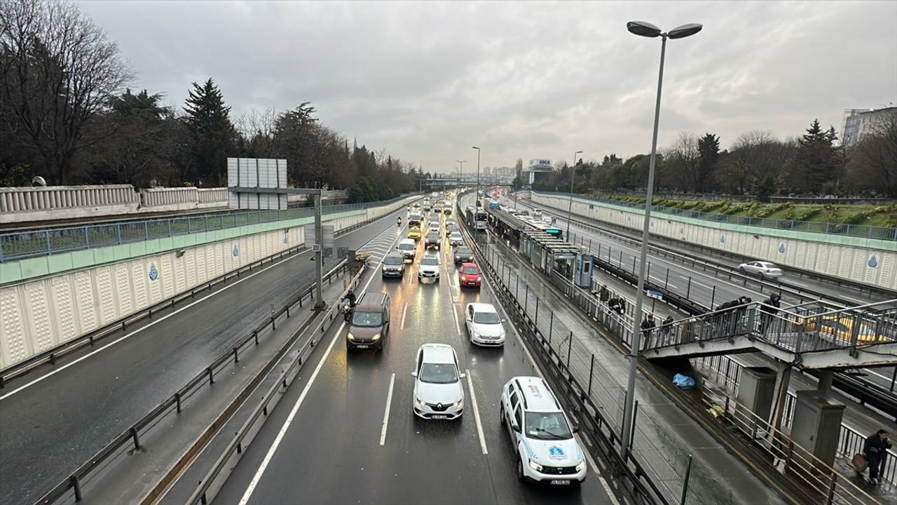 İstanbul'da Yağışla Birlikte Trafik Yoğunluğu Yüzde 78'e Ulaştı